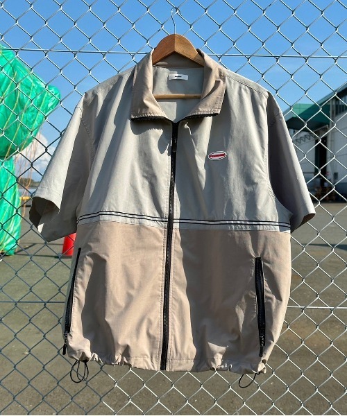 Perushu（ペルーシュ）の「スタンドネックリフレクター付きテックブルゾンシャツ（その他トップス・メンズ・ダークオリーブ/ブラック/グレイッシュベージュ・MEDIUM/LARGE）」の5枚目の写真