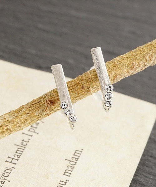 itam（アイタム）の「【itam】アイタム/ 3連ストーン ノンホールピアス（イヤリング・レディース・ゴールド/シルバー・FREE）」の2枚目の写真