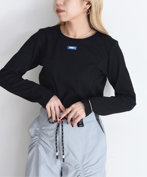 Eimee Law(エイミーロウ)の「プレートポイントランダムリブ トップス(Tシャツ/カットソー・レディース・ブラック/カーキ/ライトベージュ/オフホワイト・38/FREE)」の2枚目の写真
