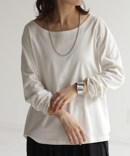 HUG.U(ハグユー)の「シンプルカットソー(Tシャツ/カットソー・レディース・ベージュ/ダークグレー/サンドベージュ/ホワイト/レッド/グリーン/ブルー/ブラック/スモークピンク・M/L)」の11枚目の写真