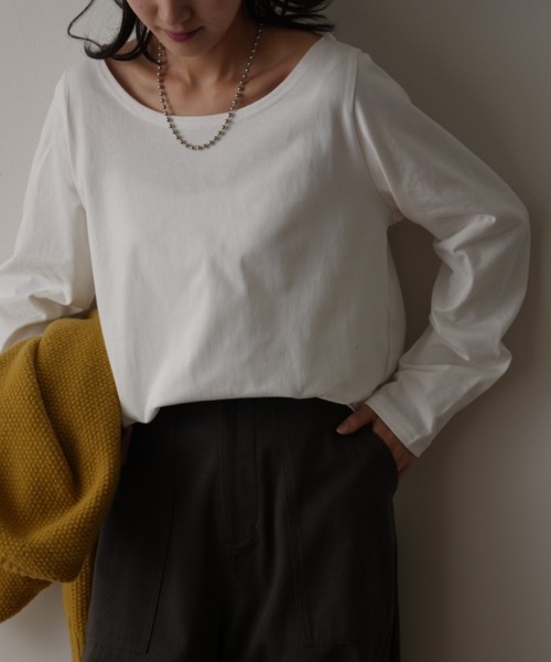 HUG.U(ハグユー)の「シンプルカットソー(Tシャツ/カットソー・レディース・ベージュ/ダークグレー/サンドベージュ/ホワイト/レッド/グリーン/ブルー/ブラック/スモークピンク・M/L)」の14枚目の写真