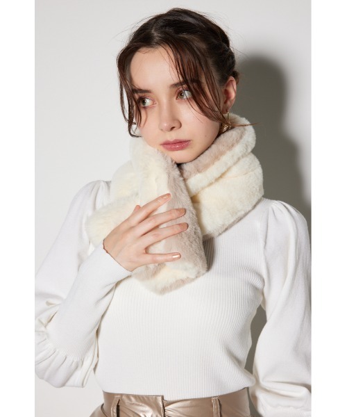 rienda(リエンダ)の「【WEB限定カラー】フェイクファーティペット(マフラー・レディース・ホワイト/ライトベージュ/マルチ・FREE)」の8枚目の写真