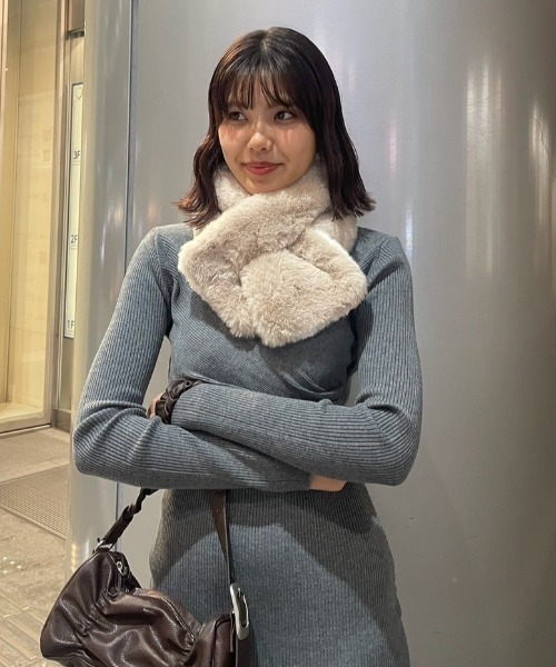 rienda(リエンダ)の「【WEB限定カラー】フェイクファーティペット(マフラー・レディース・ホワイト/ライトベージュ/マルチ・FREE)」の13枚目の写真