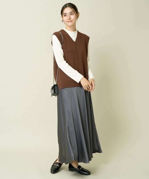 a.v.v（アーヴェヴェ）の「サテンマーメイドフレアスカート（スカート・レディース・アイボリー/チャコールグレー/グリーン・34/36/40/38/42）」の14枚目の写真
