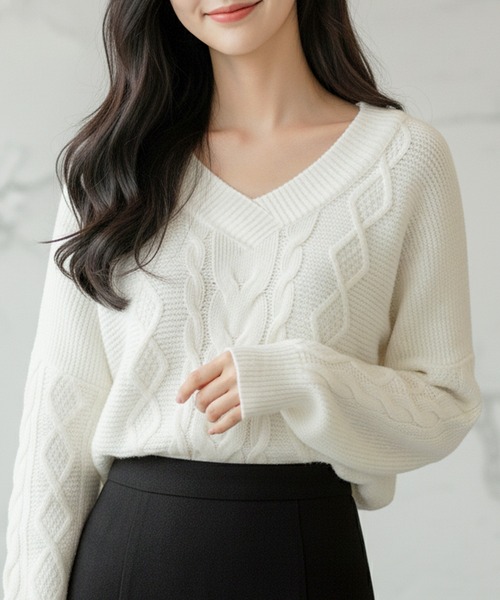 Julia Boutique（ジュリアブティック）の「選べるVネック・タートルネック ケーブルニットトップス・セーター（ニット/セーター・レディース・ブラック系1/ブラック系2/ホワイト系1/ホワイト系2/グレー系1/グレー系2/カーキ系1/カーキ系2/パープル系1/パープル系2/ブルー系1/ブルー系2/ベージュ系1/ベージュ系2/ワイン系1/ワイン系2・ONE）」の2枚目の写真