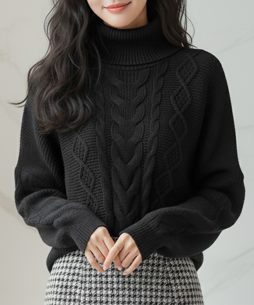 Julia Boutique（ジュリアブティック）の「選べるVネック・タートルネック ケーブルニットトップス・セーター（ニット/セーター・レディース・ブラック系1/ブラック系2/ホワイト系1/ホワイト系2/グレー系1/グレー系2/カーキ系1/カーキ系2/パープル系1/パープル系2/ブルー系1/ブルー系2/ベージュ系1/ベージュ系2/ワイン系1/ワイン系2・ONE）」の4枚目の写真