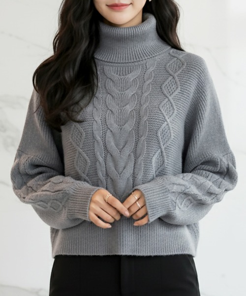 Julia Boutique（ジュリアブティック）の「選べるVネック・タートルネック ケーブルニットトップス・セーター（ニット/セーター・レディース・ブラック系1/ブラック系2/ホワイト系1/ホワイト系2/グレー系1/グレー系2/カーキ系1/カーキ系2/パープル系1/パープル系2/ブルー系1/ブルー系2/ベージュ系1/ベージュ系2/ワイン系1/ワイン系2・ONE）」の6枚目の写真