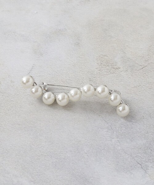 OPAQUE.CLIP（オペークドットクリップ）の「フェイクパールラインブローチ（ブローチ/コサージュ・レディース・シルバー/ゴールド・00）」の2枚目の写真