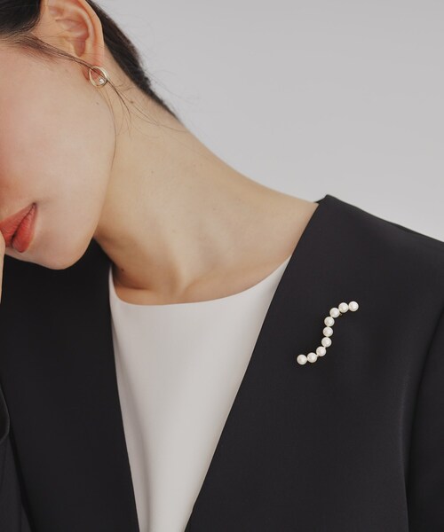 OPAQUE.CLIP（オペークドットクリップ）の「フェイクパールラインブローチ（ブローチ/コサージュ・レディース・シルバー/ゴールド・00）」の3枚目の写真