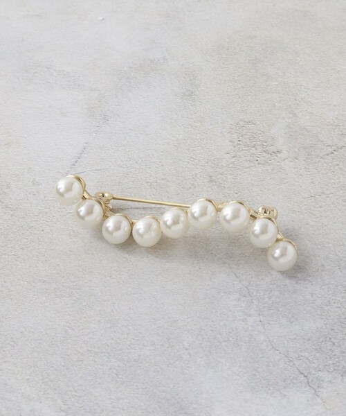 OPAQUE.CLIP（オペークドットクリップ）の「フェイクパールラインブローチ（ブローチ/コサージュ・レディース・シルバー/ゴールド・00）」の4枚目の写真