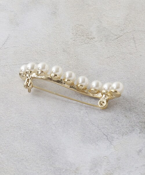 OPAQUE.CLIP（オペークドットクリップ）の「フェイクパールラインブローチ（ブローチ/コサージュ・レディース・シルバー/ゴールド・00）」の5枚目の写真