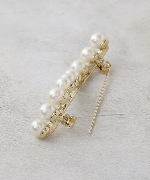 OPAQUE.CLIP（オペークドットクリップ）の「フェイクパールラインブローチ（ブローチ/コサージュ・レディース・シルバー/ゴールド・00）」の6枚目の写真