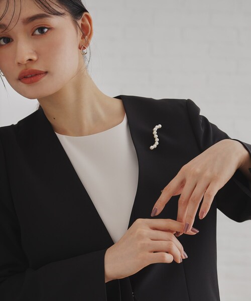 OPAQUE.CLIP（オペークドットクリップ）の「フェイクパールラインブローチ（ブローチ/コサージュ・レディース・シルバー/ゴールド・00）」の8枚目の写真