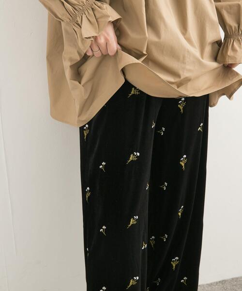 URBAN RESEARCH DOORS（アーバンリサーチドアーズ）の「刺繍ベロアイージーパンツ（その他パンツ・レディース・ブラウン/ブラック・MEDIUM）」の2枚目の写真
