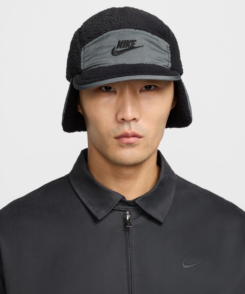 NIKE(ナイキ)の「ナイキ フライ アンストラクチャード アウトドア キャップ / Nike Fly Unstructured Outdoor Cap FZ2111-010 Black(キャップ・メンズ・ブラック・S/M/M/L/L/XL)」の1枚目の写真