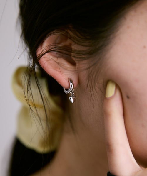 FUULLY STUDIO(フーリィーステューディオ)の「ミニハートチャーム/2個セット(チャーム・レディース・シルバー/ゴールド・FREE)」の1枚目の写真