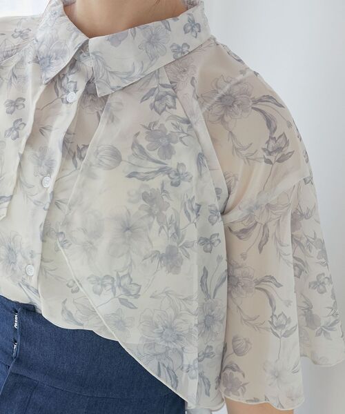 MAJESTIC LEGON(マジェスティックレゴン)の「【WEB限定/カラバリ豊富/通気性抜群で涼しい】シアーケープブラウス(シャツ/ブラウス・レディース・グレー/A/ブラック/アイボリー/グレー系その他/ホワイト系その他/ブラック系その他/グレー系その他2・MEDIUM)」の6枚目の写真