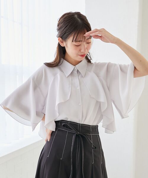 MAJESTIC LEGON(マジェスティックレゴン)の「【WEB限定/カラバリ豊富/通気性抜群で涼しい】シアーケープブラウス(シャツ/ブラウス・レディース・グレー/A/ブラック/アイボリー/グレー系その他/ホワイト系その他/ブラック系その他/グレー系その他2・MEDIUM)」の5枚目の写真