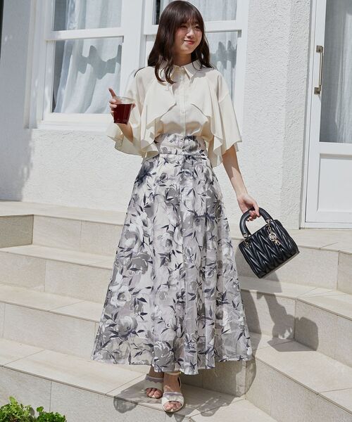 MAJESTIC LEGON(マジェスティックレゴン)の「【WEB限定/カラバリ豊富/通気性抜群で涼しい】シアーケープブラウス(シャツ/ブラウス・レディース・グレー/A/ブラック/アイボリー/グレー系その他/ホワイト系その他/ブラック系その他/グレー系その他2・MEDIUM)」の2枚目の写真