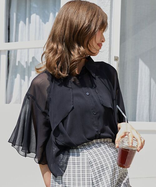 MAJESTIC LEGON(マジェスティックレゴン)の「【WEB限定/カラバリ豊富/通気性抜群で涼しい】シアーケープブラウス(シャツ/ブラウス・レディース・グレー/A/ブラック/アイボリー/グレー系その他/ホワイト系その他/ブラック系その他/グレー系その他2・MEDIUM)」の3枚目の写真