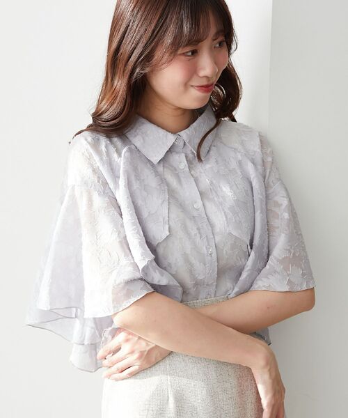 MAJESTIC LEGON(マジェスティックレゴン)の「【WEB限定/カラバリ豊富/通気性抜群で涼しい】シアーケープブラウス(シャツ/ブラウス・レディース・グレー/A/ブラック/アイボリー/グレー系その他/ホワイト系その他/ブラック系その他/グレー系その他2・MEDIUM)」の14枚目の写真