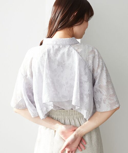 MAJESTIC LEGON(マジェスティックレゴン)の「【WEB限定/カラバリ豊富/通気性抜群で涼しい】シアーケープブラウス(シャツ/ブラウス・レディース・グレー/A/ブラック/アイボリー/グレー系その他/ホワイト系その他/ブラック系その他/グレー系その他2・MEDIUM)」の15枚目の写真