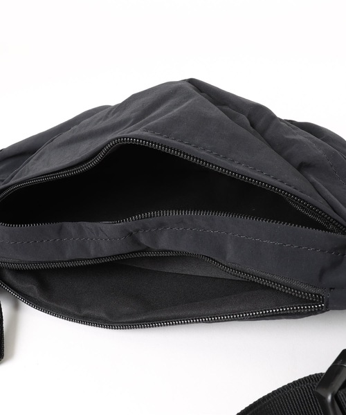 Bou Jeloud（ブージュルード）の「ナイロンZIPバッグ（ボディバッグ/ウエストポーチ・レディース・ベージュ/ブラック・FREE）」の3枚目の写真