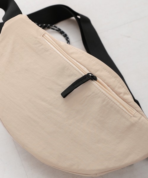Bou Jeloud（ブージュルード）の「ナイロンZIPバッグ（ボディバッグ/ウエストポーチ・レディース・ベージュ/ブラック・FREE）」の10枚目の写真