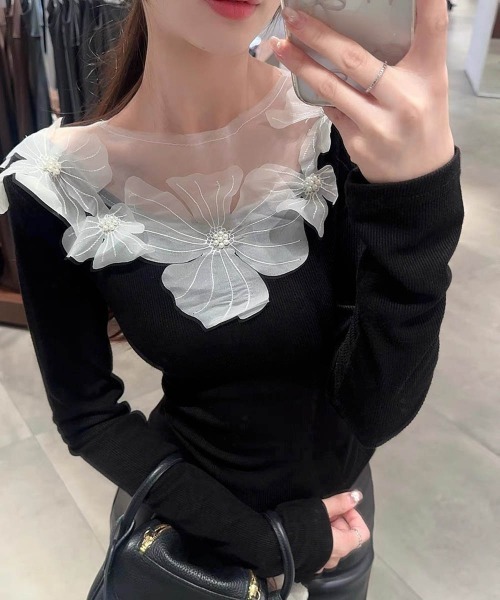Miniministore(ミニミニストア)の「花柄装飾 長袖 リブトップス 韓国風(Tシャツ/カットソー・レディース・ブラック/アイボリー・FREE)」の2枚目の写真