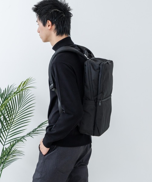 Blue Standard （ブルースタンダード）の「【BULE STANDARD/ブルースタンダード】【PCスリーブ・小物の収納に便利なポケット付き】撥水ビジネスデイパック スクエア型 通勤 通学 デイリーユース ユニセックス（バックパック/リュック・メンズ・ブラック/スミクロ・FREE）」の4枚目の写真