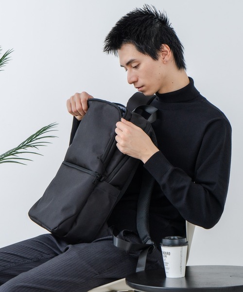 Blue Standard （ブルースタンダード）の「【BULE STANDARD/ブルースタンダード】【PCスリーブ・小物の収納に便利なポケット付き】撥水ビジネスデイパック スクエア型 通勤 通学 デイリーユース ユニセックス（バックパック/リュック・メンズ・ブラック/スミクロ・FREE）」の10枚目の写真