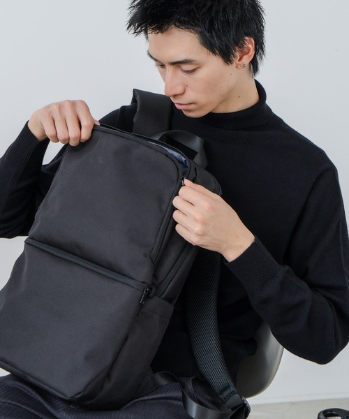 Blue Standard （ブルースタンダード）の「【BULE STANDARD/ブルースタンダード】【PCスリーブ・小物の収納に便利なポケット付き】撥水ビジネスデイパック スクエア型 通勤 通学 デイリーユース ユニセックス（バックパック/リュック・メンズ・ブラック/スミクロ・FREE）」の11枚目の写真