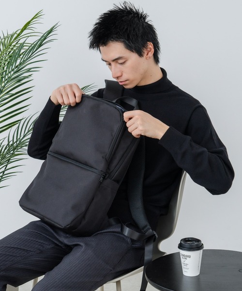 Blue Standard （ブルースタンダード）の「【BULE STANDARD/ブルースタンダード】【PCスリーブ・小物の収納に便利なポケット付き】撥水ビジネスデイパック スクエア型 通勤 通学 デイリーユース ユニセックス（バックパック/リュック・メンズ・ブラック/スミクロ・FREE）」の12枚目の写真