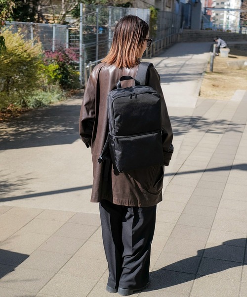Blue Standard （ブルースタンダード）の「【BULE STANDARD/ブルースタンダード】【PCスリーブ・小物の収納に便利なポケット付き】撥水ビジネスデイパック スクエア型 通勤 通学 デイリーユース ユニセックス（バックパック/リュック・メンズ・ブラック/スミクロ・FREE）」の18枚目の写真