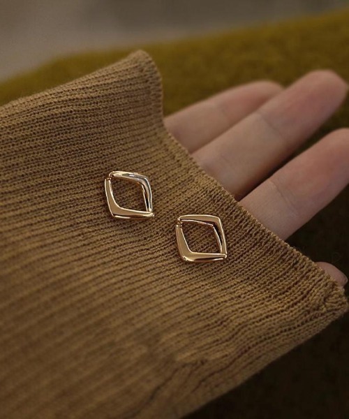 Forcement（フォースメント）の「オープンスクエアピアス（ピアス（両耳用）・レディース・ゴールド・ONESIZE）」の6枚目の写真