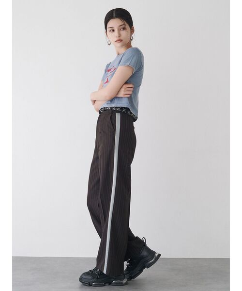 MURUA（ムルーア）の「シャープモチーフクロップドTシャツ（Tシャツ/カットソー・レディース・ホワイト/イエロー/ネイビー/ブラック/ブルー・FREE）」の10枚目の写真