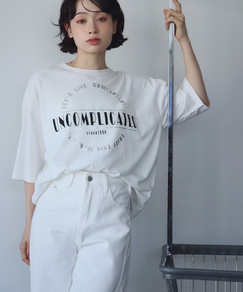 Ampirula(アンピルーラ)の「箔プリントオーバーサイズTシャツ(Tシャツ/カットソー・レディース・ホワイト/ブラック・FREE)」の2枚目の写真