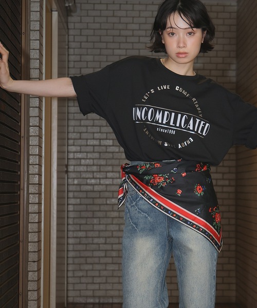 Ampirula(アンピルーラ)の「箔プリントオーバーサイズTシャツ(Tシャツ/カットソー・レディース・ホワイト/ブラック・FREE)」の1枚目の写真