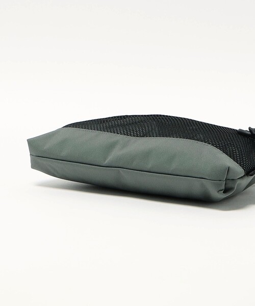 green label relaxing(グリーンレーベルリラクシング)の「<snow peak>Everyday Use サコッシュ(ショルダーバッグ・メンズ・グレー系/ブラック・FREE)」の9枚目の写真
