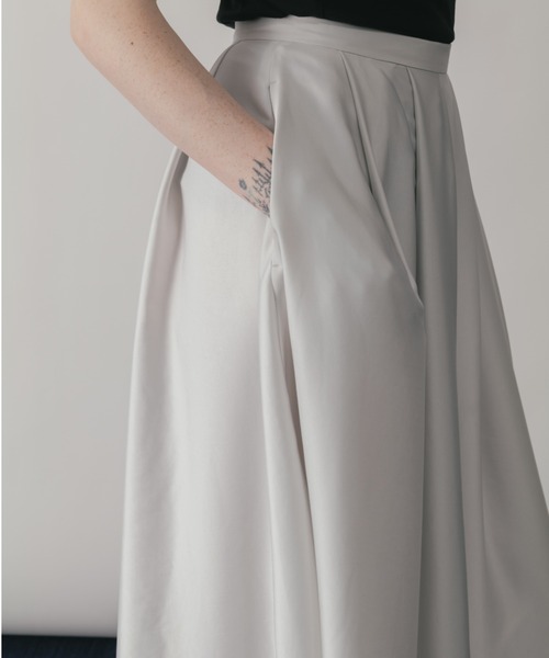 CINOH（チノ）の「SATIN FLARE SKIRT（スカート・レディース・レッド/ライトグレー/ブラック・38/36）」の13枚目の写真