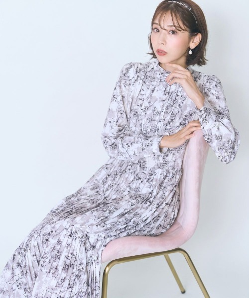 marun(マルン)の「<大きいサイズ>フラワープリントプリーツデザイン長袖ワンピース marun(ワンピース・レディース・ブルー系/グレー系/パープル系・5L/4L/3L/LL/L)」の2枚目の写真
