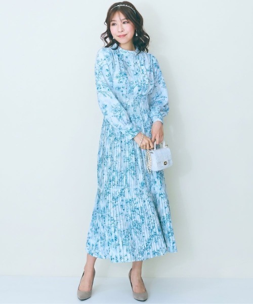 marun(マルン)の「<大きいサイズ>フラワープリントプリーツデザイン長袖ワンピース marun(ワンピース・レディース・ブルー系/グレー系/パープル系・5L/4L/3L/LL/L)」の1枚目の写真