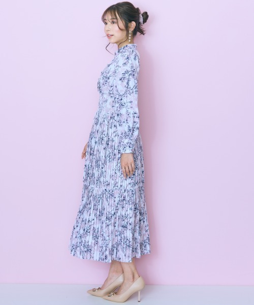 marun(マルン)の「<大きいサイズ>フラワープリントプリーツデザイン長袖ワンピース marun(ワンピース・レディース・ブルー系/グレー系/パープル系・5L/4L/3L/LL/L)」の11枚目の写真