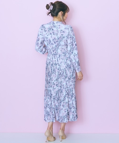 marun(マルン)の「<大きいサイズ>フラワープリントプリーツデザイン長袖ワンピース marun(ワンピース・レディース・ブルー系/グレー系/パープル系・5L/4L/3L/LL/L)」の12枚目の写真