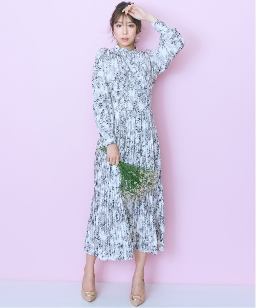 marun(マルン)の「<大きいサイズ>フラワープリントプリーツデザイン長袖ワンピース marun(ワンピース・レディース・ブルー系/グレー系/パープル系・5L/4L/3L/LL/L)」の8枚目の写真
