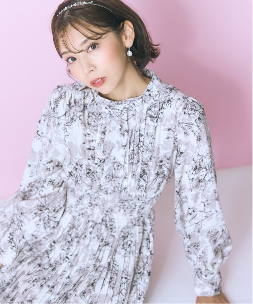 marun(マルン)の「<大きいサイズ>フラワープリントプリーツデザイン長袖ワンピース marun(ワンピース・レディース・ブルー系/グレー系/パープル系・5L/4L/3L/LL/L)」の5枚目の写真