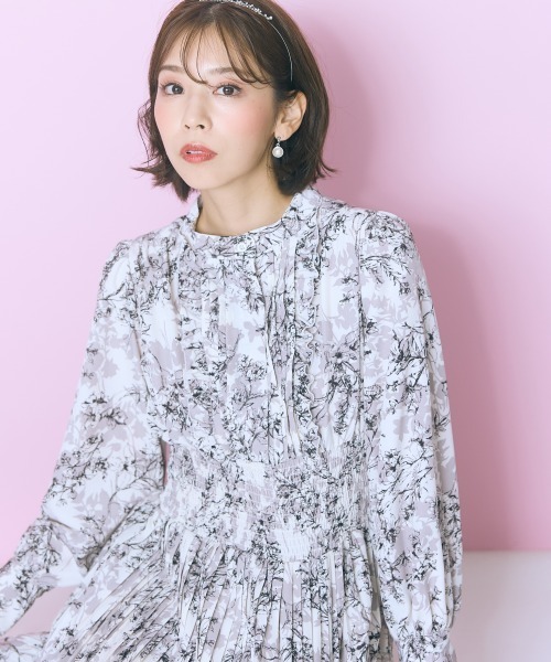 marun(マルン)の「<大きいサイズ>フラワープリントプリーツデザイン長袖ワンピース marun(ワンピース・レディース・ブルー系/グレー系/パープル系・5L/4L/3L/LL/L)」の6枚目の写真