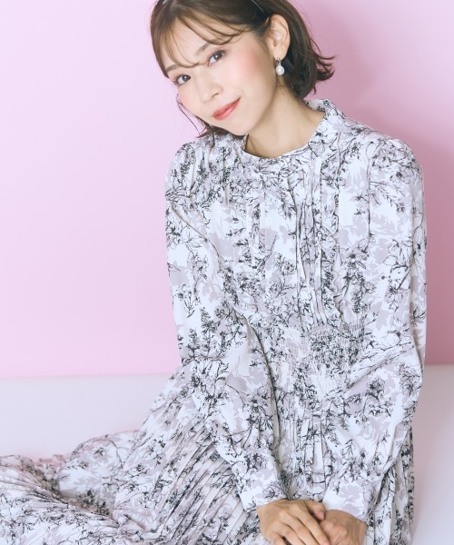 marun(マルン)の「<大きいサイズ>フラワープリントプリーツデザイン長袖ワンピース marun(ワンピース・レディース・ブルー系/グレー系/パープル系・5L/4L/3L/LL/L)」の4枚目の写真
