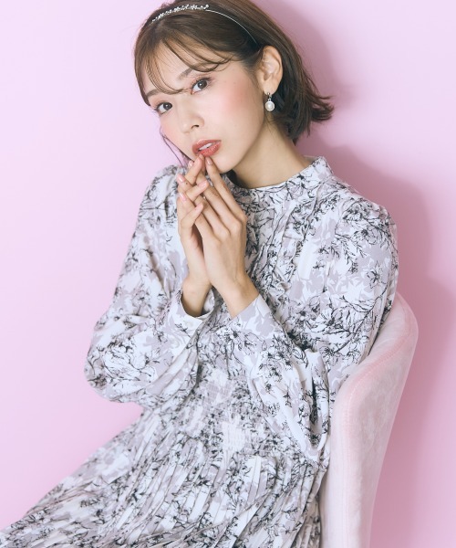 marun(マルン)の「<大きいサイズ>フラワープリントプリーツデザイン長袖ワンピース marun(ワンピース・レディース・ブルー系/グレー系/パープル系・5L/4L/3L/LL/L)」の7枚目の写真
