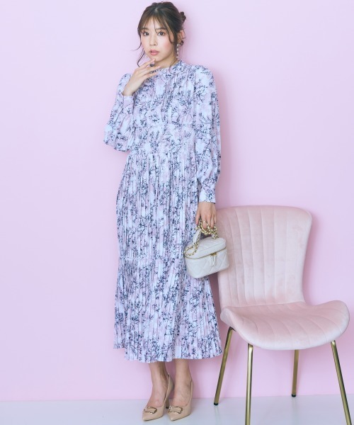 marun(マルン)の「<大きいサイズ>フラワープリントプリーツデザイン長袖ワンピース marun(ワンピース・レディース・ブルー系/グレー系/パープル系・5L/4L/3L/LL/L)」の9枚目の写真